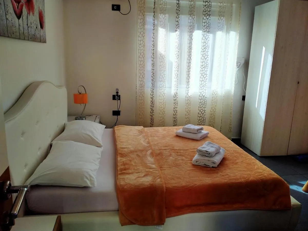 Orange Villa Hotel 地拉那 0*,  阿尔巴尼亚